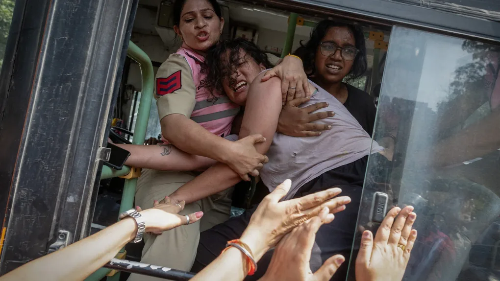 New Delhi police crack down on protesters ahead of anti-gov’t march